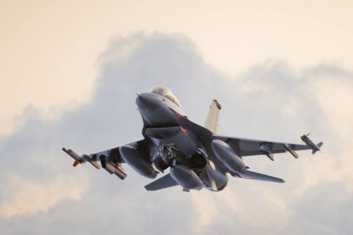 F-16 in volo lungo i confini: la risposta Nato alla "intensa attività russa"