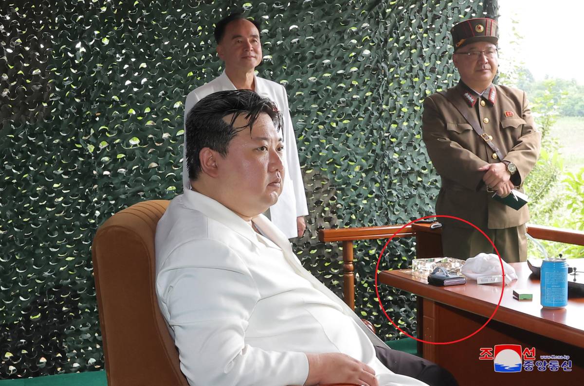 "Ha un telefono pieghevole". Così Kim Jong-Un aggira le sanzioni occidentali