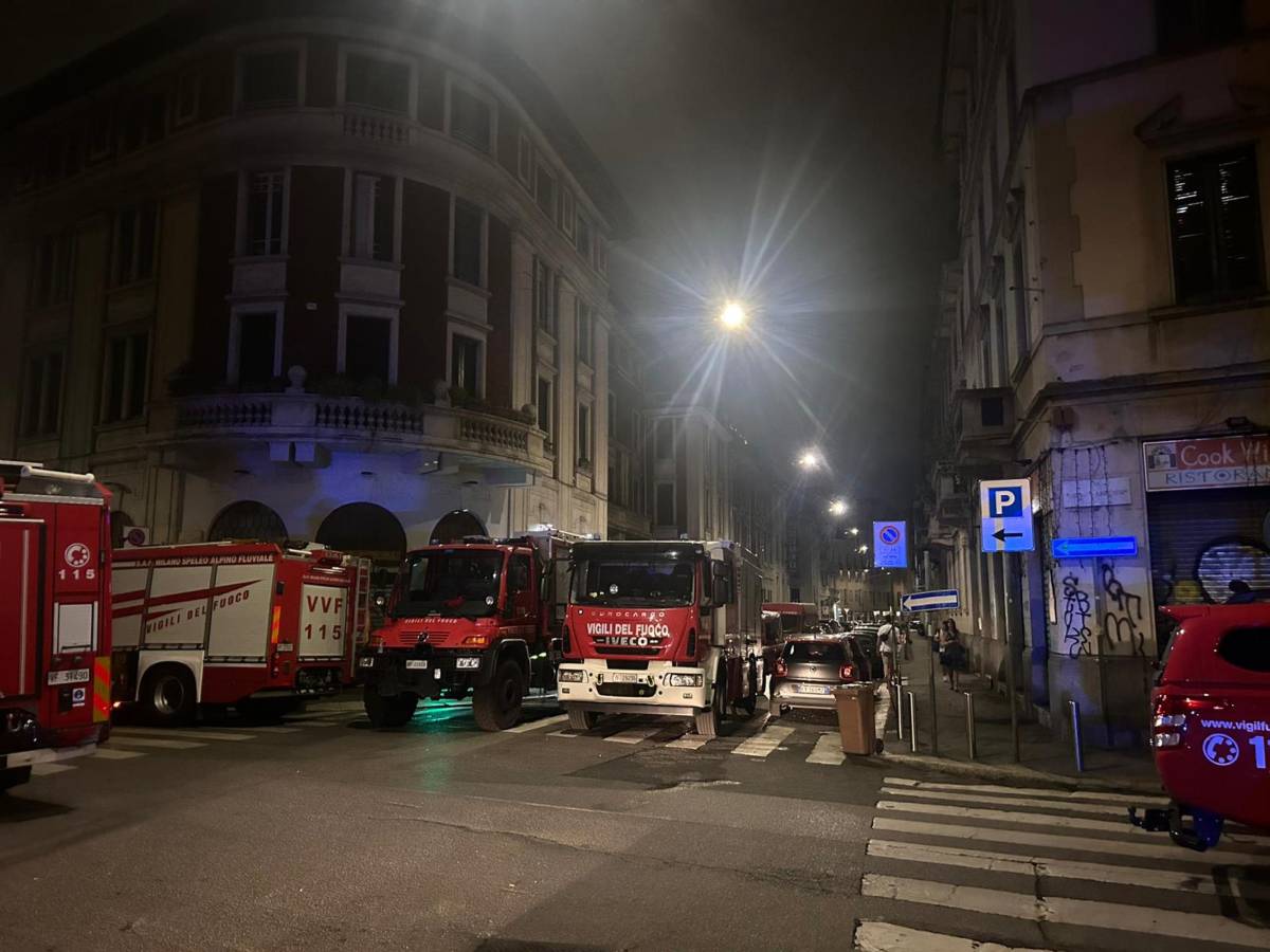 Il boato, poi la polvere bianca: palazzina crolla nella notte, paura a Milano