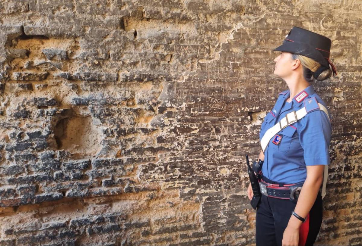 Colosseo martoriato dai turisti: terzo caso di vandalismo in pochi giorni