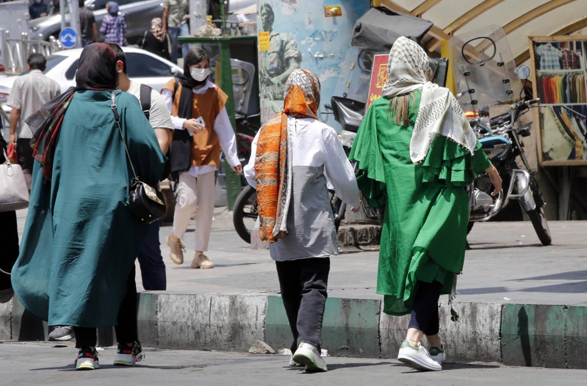 "Carcere per abbigliamento indecente" nuova stretta dell’Iran sul velo