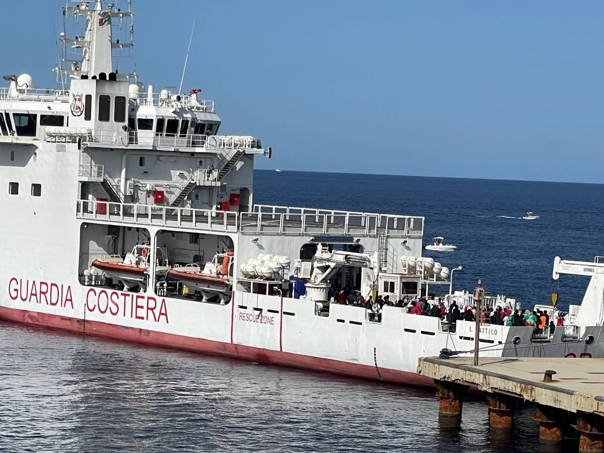 Lampedusa, nuova ondata di sbarchi: oltre 1.400 migranti. "Hotspot al limite"