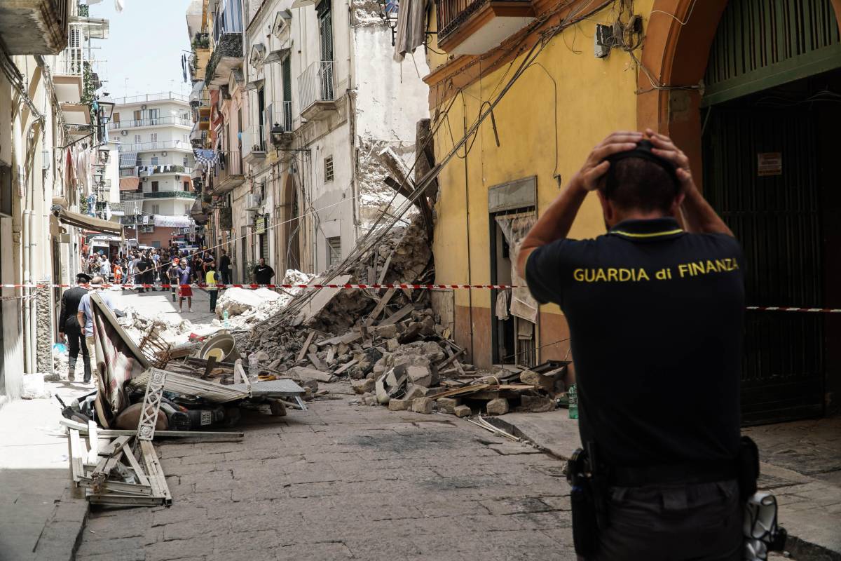 "Crollo colposo": primi indagati per il palazzo collassato a Torre del Greco