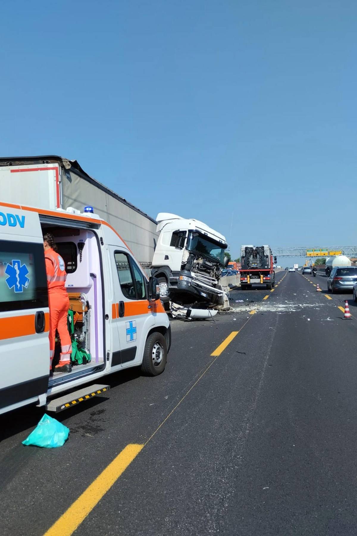 Milano, 3 feriti sulla A8. Tir invade la carreggiata: traffico in tilt per ore