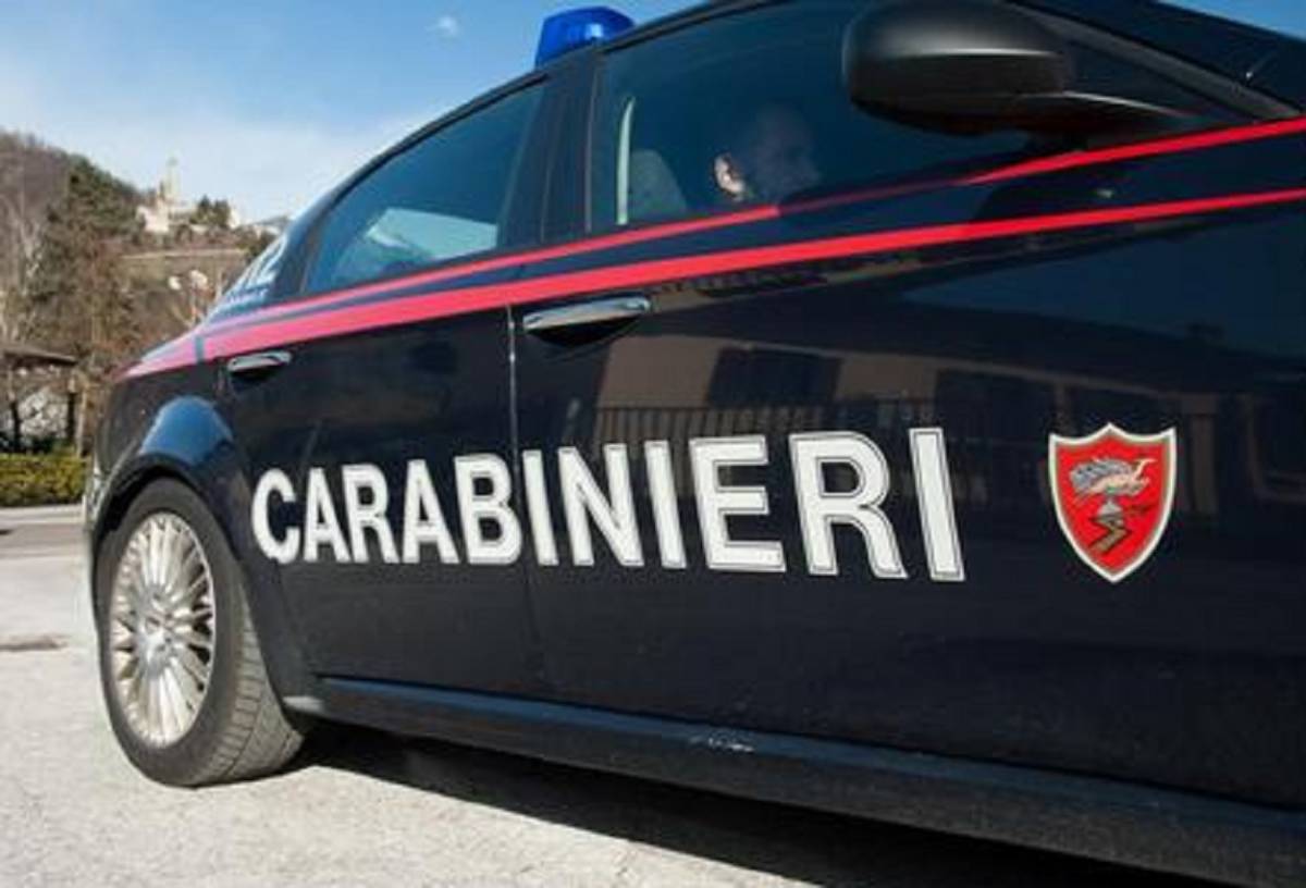 Monza, sequestra la compagna in casa e la picchia, minacciati anche i carabinieri