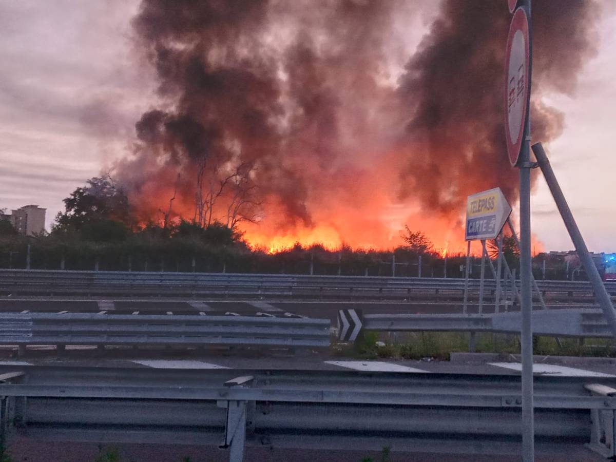Napoli, le fiamme in piena notte, l'A3 bloccata: paura al campo rom