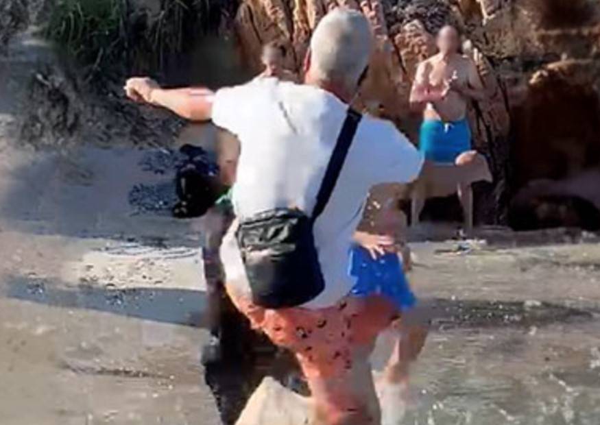 Calci e pugni in spiaggia: il video choc