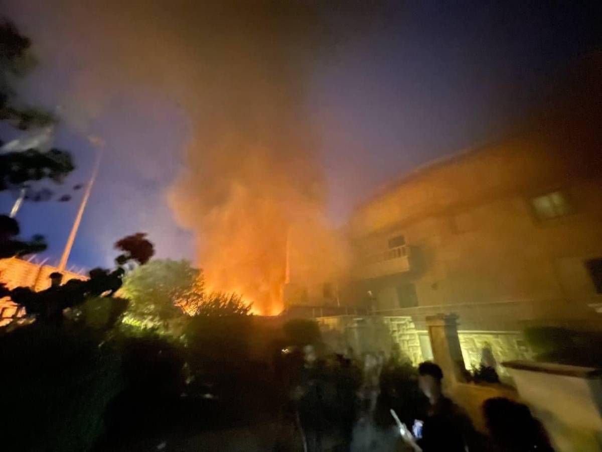 Tensione in Iraq: bruciata l'ambasciata svedese. Oggi nuovo rogo del Corano a Stoccolma