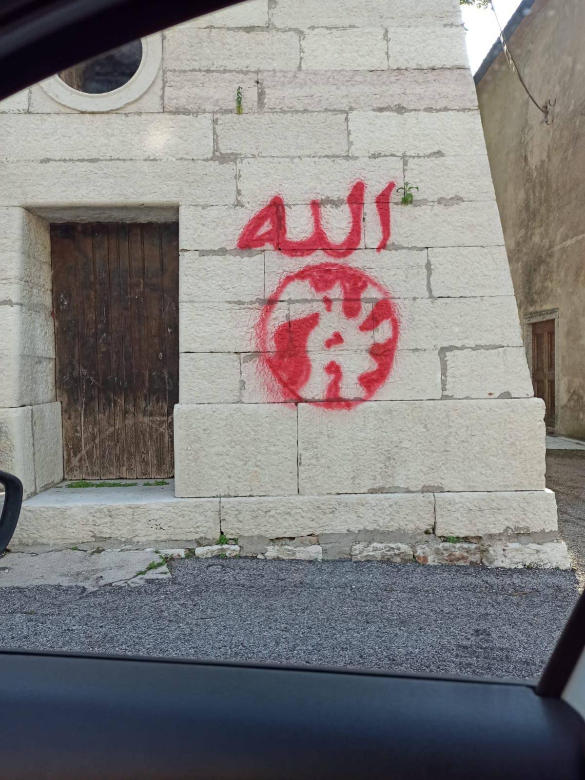 Il campanile vandalizzato