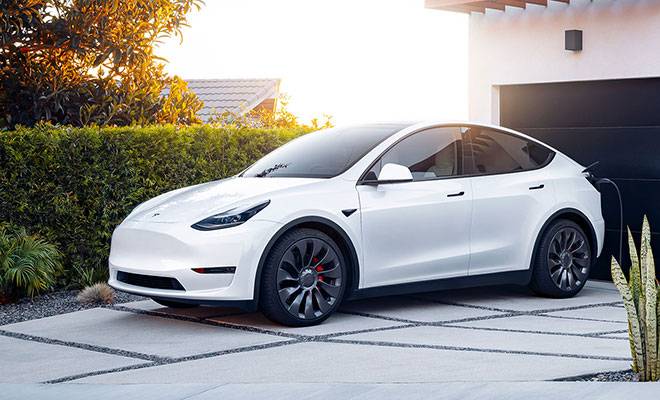 Tesla Model Y è l’auto più venduta del 2023: le ragioni del successo