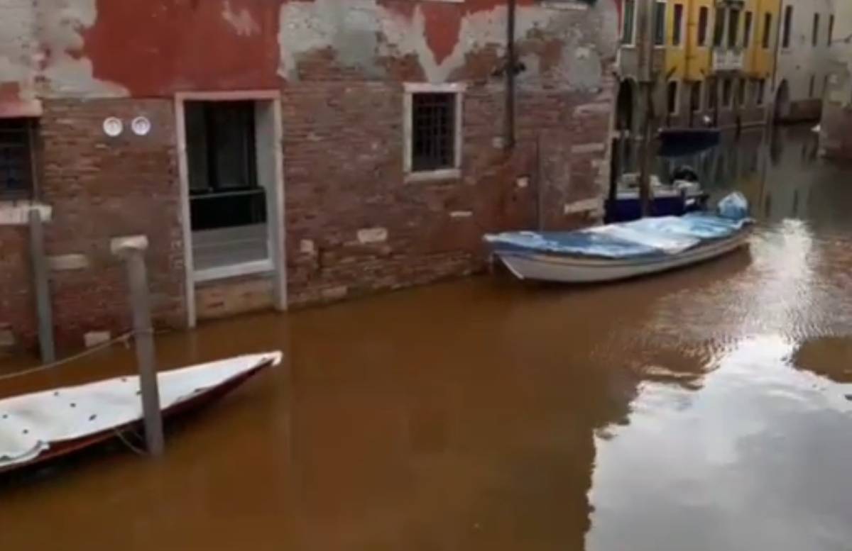 Maltempo a Venezia, l'acqua diventa arancione: cosa è successo