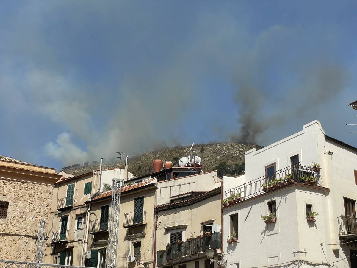 Monreale, vasto incendio mette in ginocchio la città: evacuate abitazioni