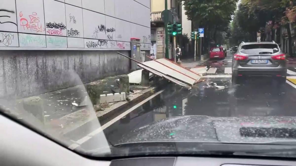 Aerei dirottati, strade allagate, tetti scoperchiati: il maltempo flagella il Nord. Donna schiacciata da un albero