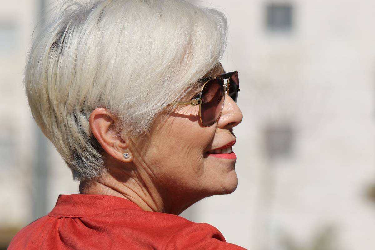 Capelli, le acconciature più eleganti per le donne over 60