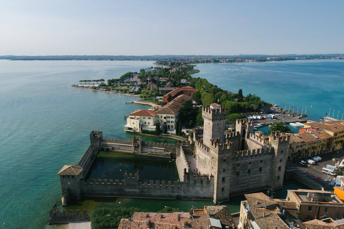 Troppi ingorghi di pedoni. Ecco a Sirmione gli "street tutor"