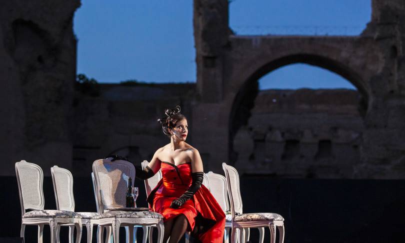 Nonostante la Vespa al posto delle carrozze funziona la "Traviata" di Mariani a Caracalla