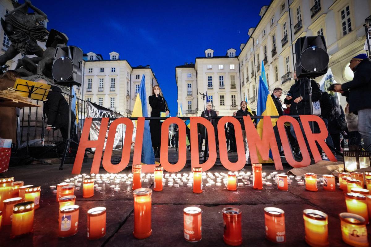 La comunità Ucraina durante la commemorazione del genocidio Holodomor perpetrato da Stalin contro il popolo Ucraino in piazza Palazzo di Città, Torino, 26 novembre 2022.