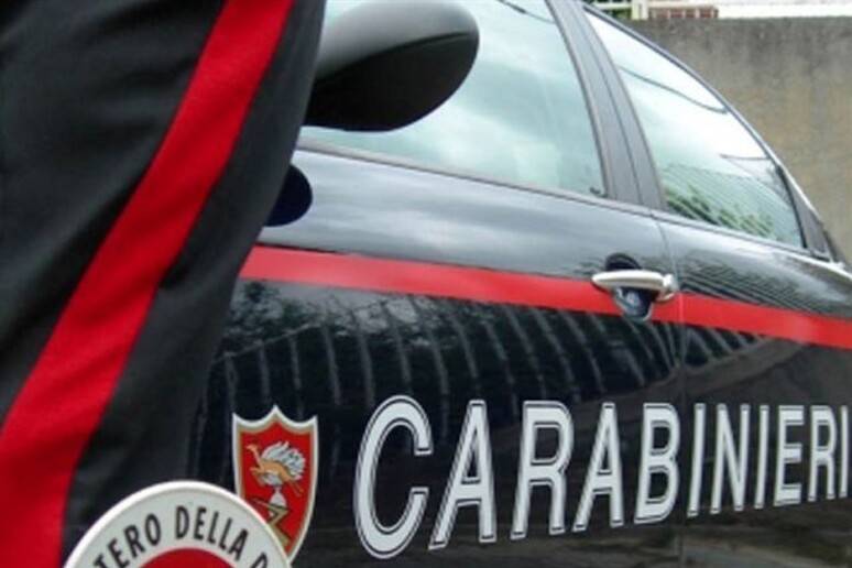 Napoli, scatta una maxi rissa con mazze da baseball per un'auto parcheggiata male 
