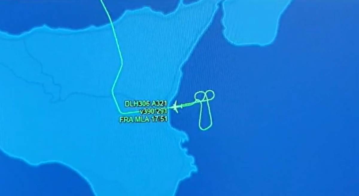L’aereo viene dirottato su Malta, il pilota protesta con una manovra choc