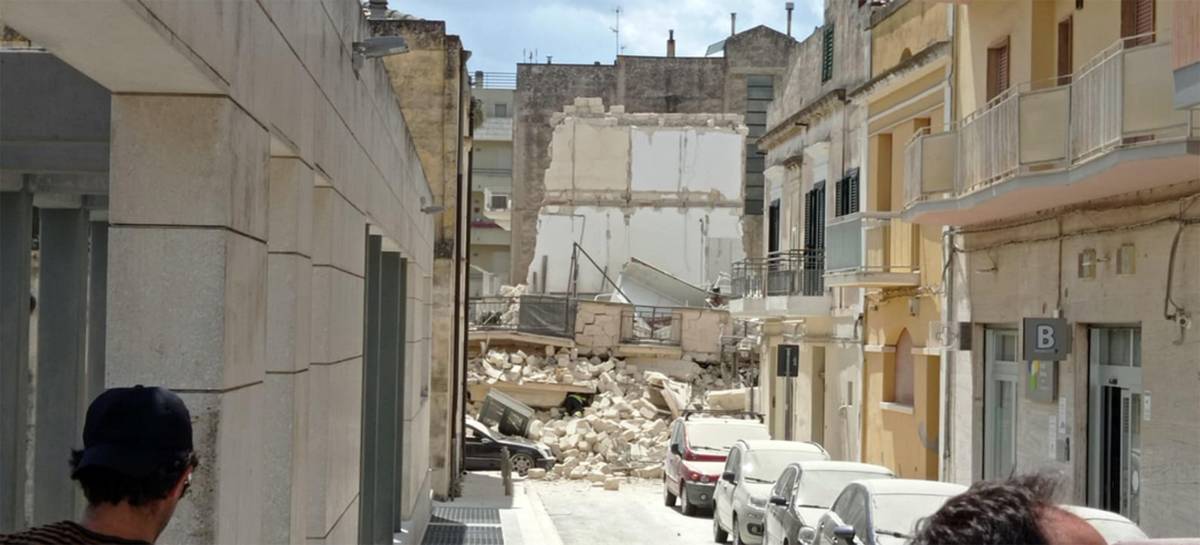 Paura a Matera: crolla una palazzina in centro. Forte odore di gas