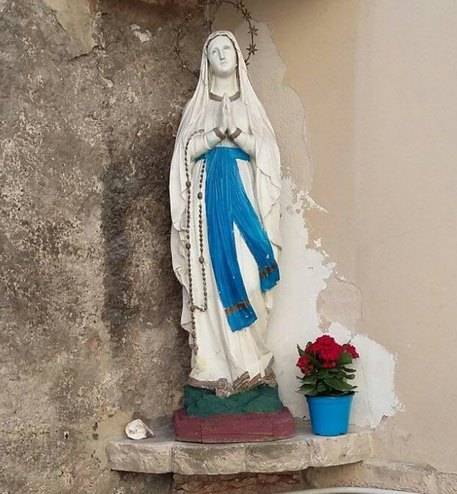 L’Aquila, danneggia la statua della Madonna in chiesa: il gesto filmato dalla madre 