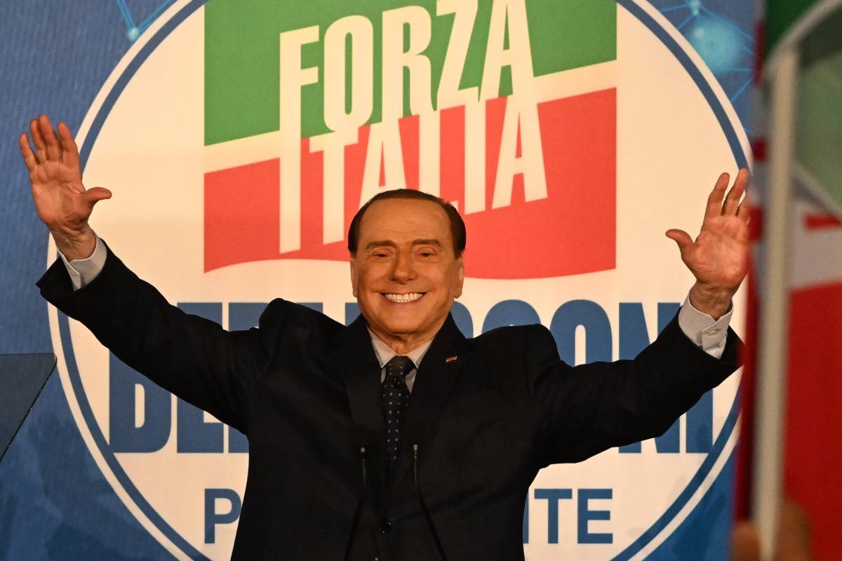"Invia una tua foto con Berlusconi". Il grande murale di Paestum celebra il Cavaliere