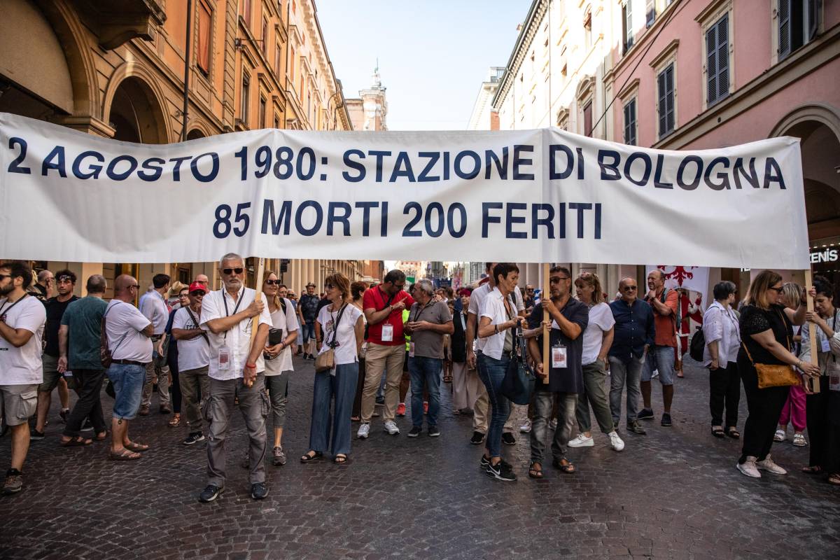 La Russa fa chiarezza: a Bologna strage fascista. Ma a sinistra non basta