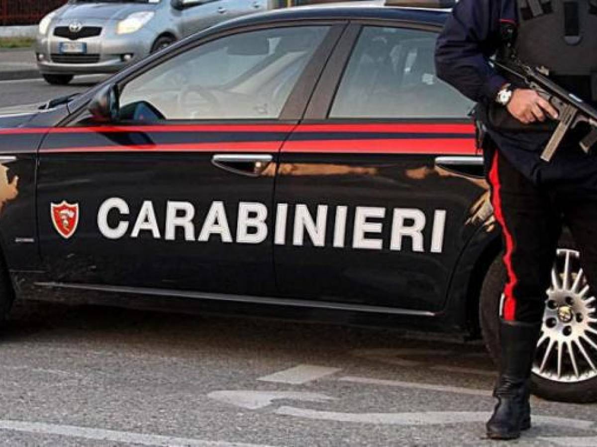 Cuneo, uccide il padre a coltellate e fugge nei boschi: in corso le ricerche di un 21enne