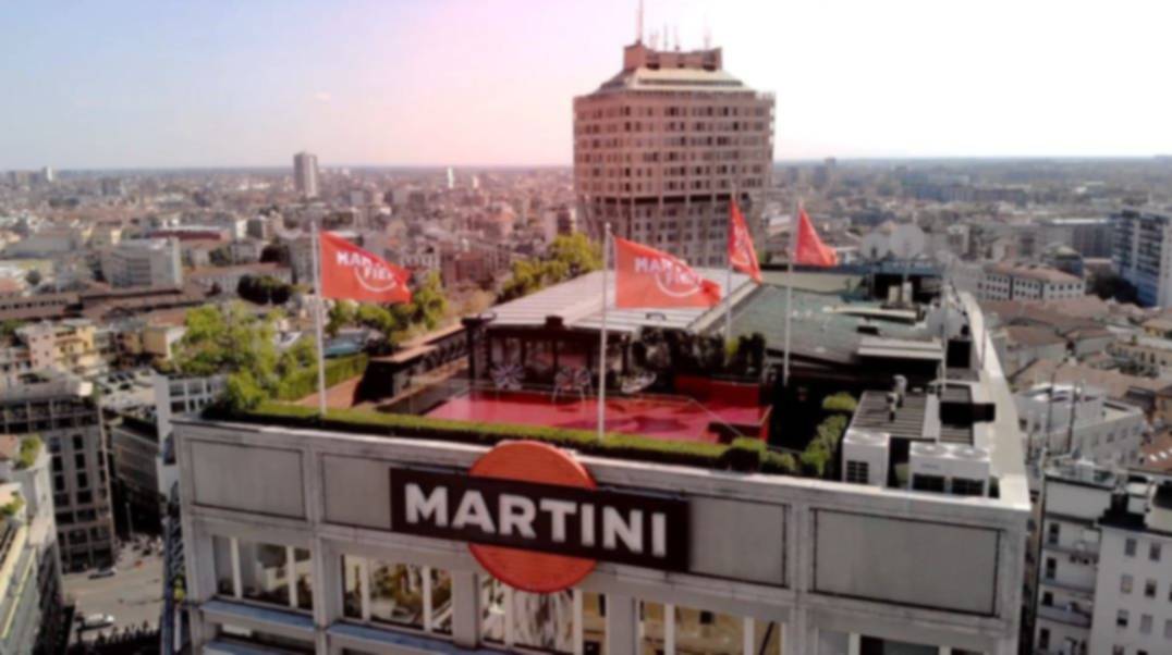 Veduta dall'alto della storica Terrazza Martini, nel cuore di Milano