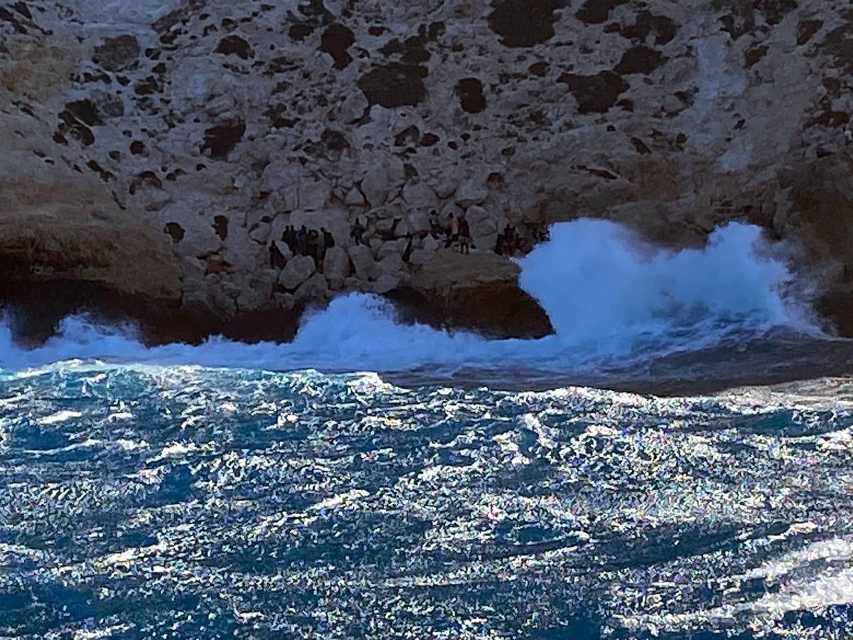 Migranti, in 20 ai piedi di una scogliera a Lampedusa: onde e vento frenano i soccorsi