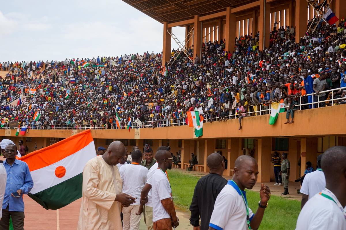 Niger, niente resa dei golpisti. Le bandiere russe allo stadio
