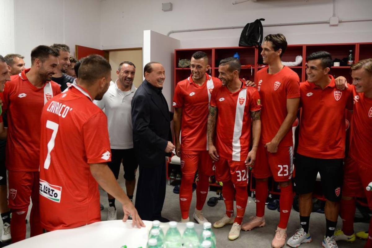 Le maglie dei due club sul suo seggiolino allo stadio