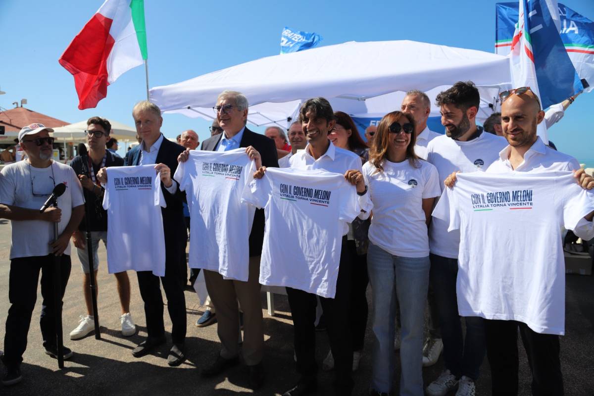 "La passione del Pd...", "E i grillini...". In spiaggia arriva il cruciverba patriota