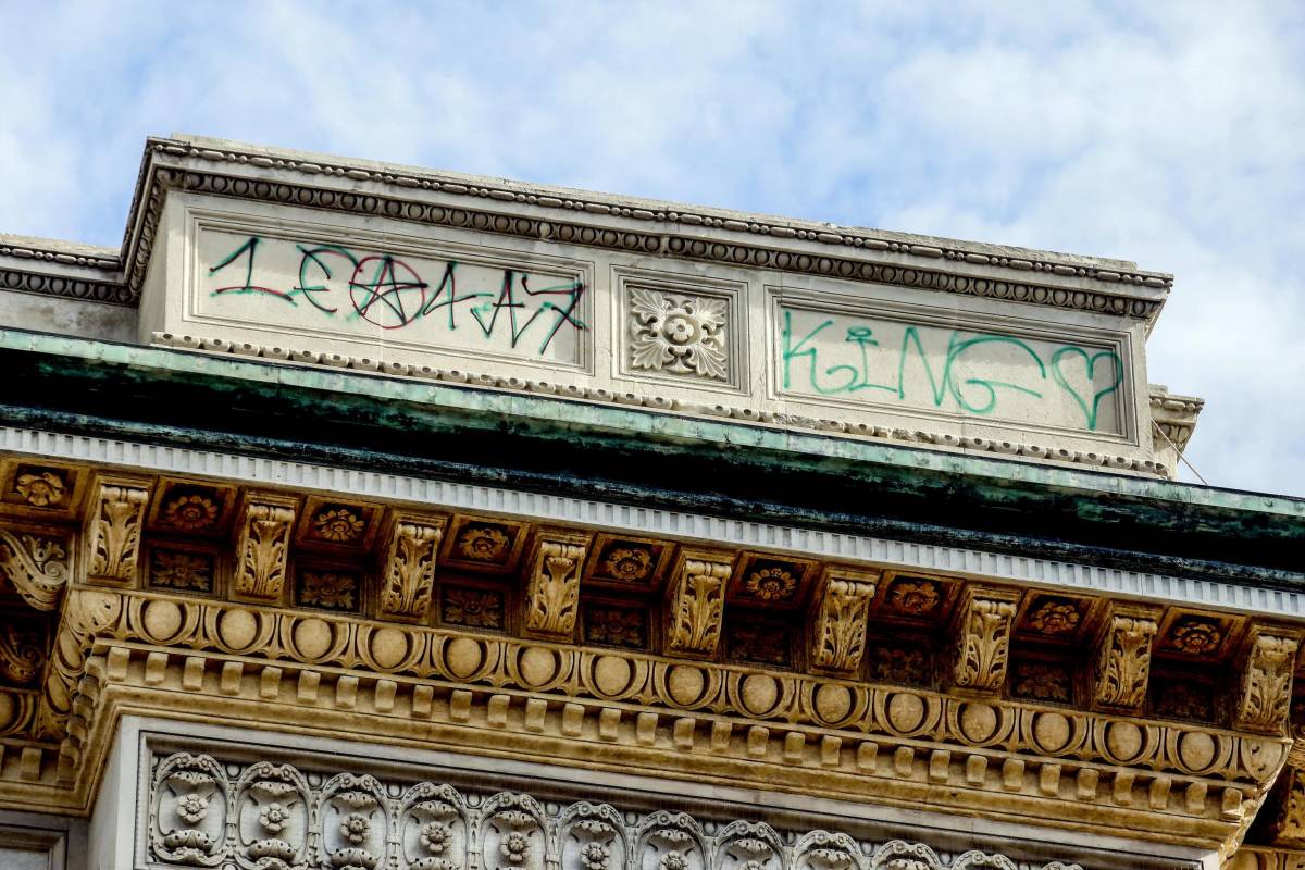 Graffiti in Galleria a Milano, spunta la pista francese per trovare i vandali