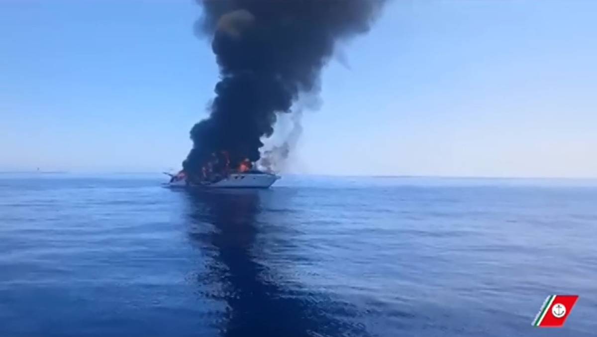 Barca di 13 metri va a fuoco e affonda: passeggeri si salvano in zattera