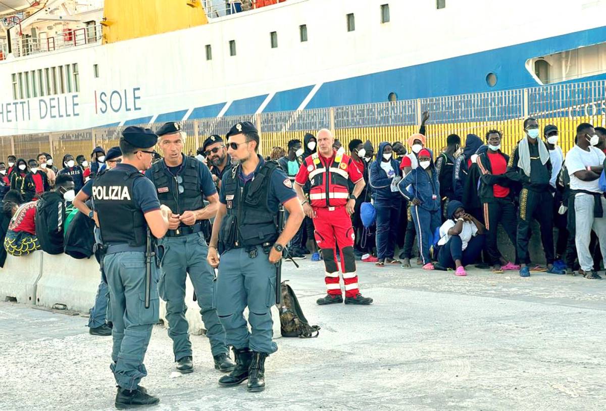 Raffica di sbarchi a Lampedusa: quasi 1300 migranti arrivati in 24 ore