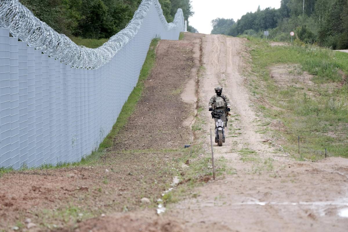 Elicotteri da combattimento ai confini Nato: è alta tensione tra Polonia e Bielorussia