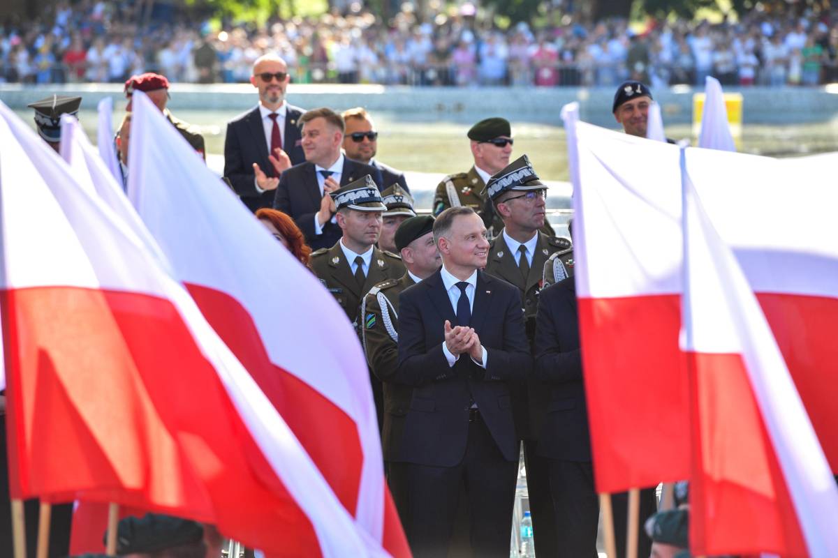 Il presidente Andrzej Duda (al centro) presenzia alla parata