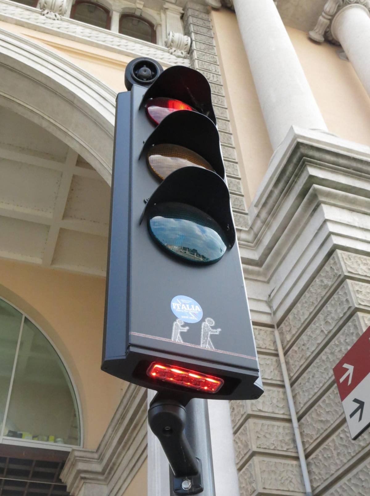 Padova, un semaforo per i distratti da smartphone: ecco come funzionerà