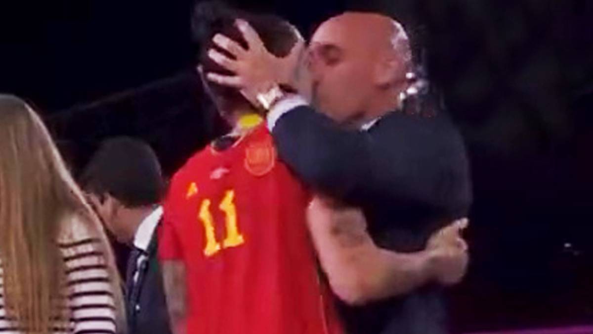Spagna vince ai mondiali, presidente Federcalcio bacia una calciatrice: è polemica