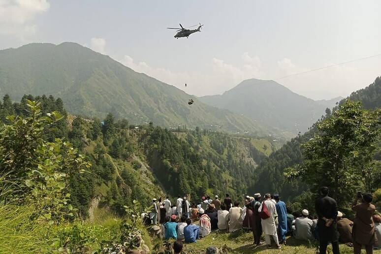 Pakistan, sei bambini intrappolati a 300 metri d’altezza in una funivia: è corsa contro il tempo