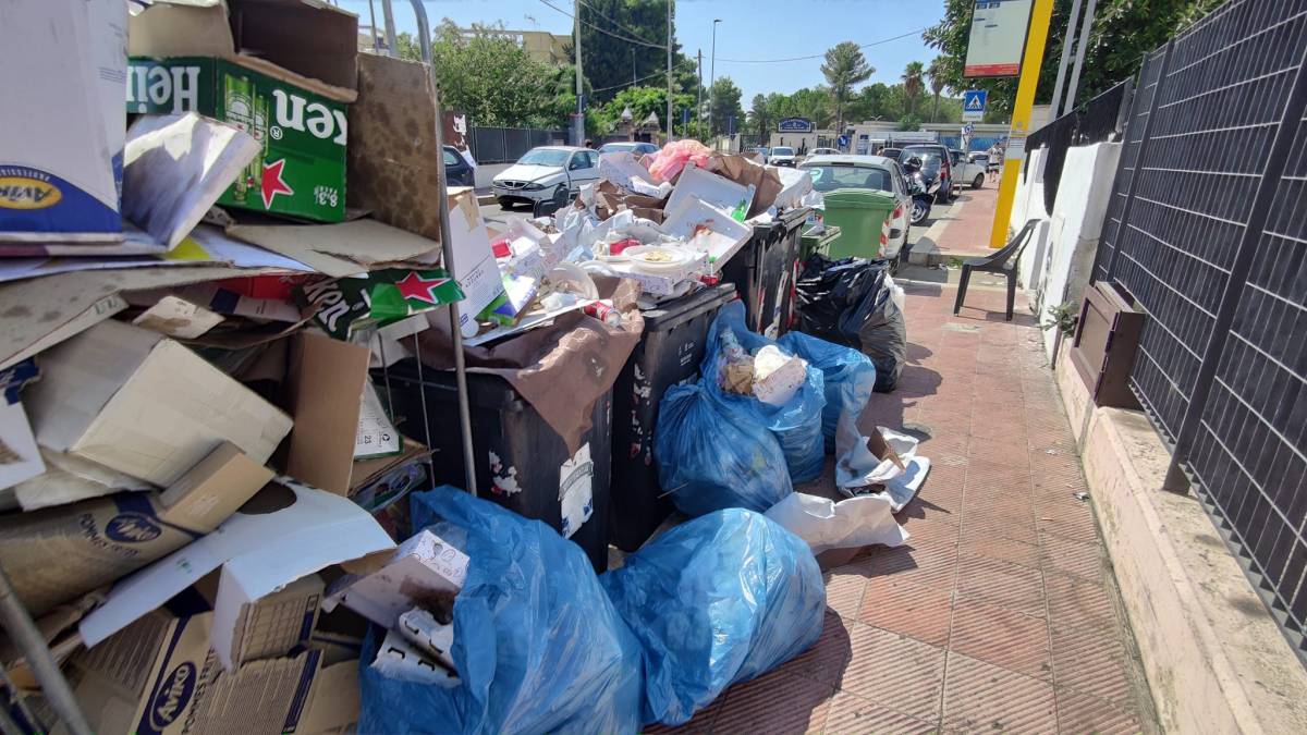 A Taranto c'è l'emergenza rifiuti: e il sindaco Pd caccia il capo delle Protezione civile