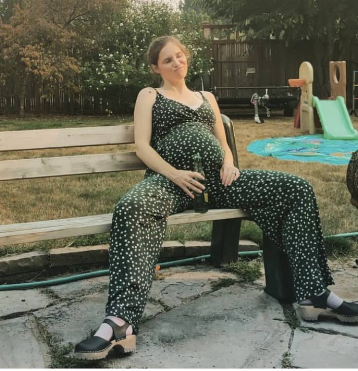 Amanda Knox di nuovo incinta: sui social la foto con il pancione in mostra 
