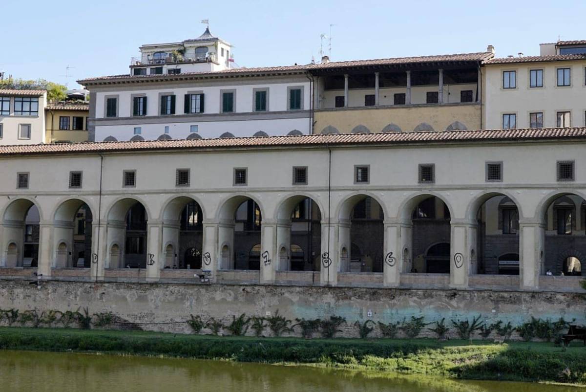 Blitz dei vandali a Firenze: imbrattate le colonne del Corridoio Vasariano