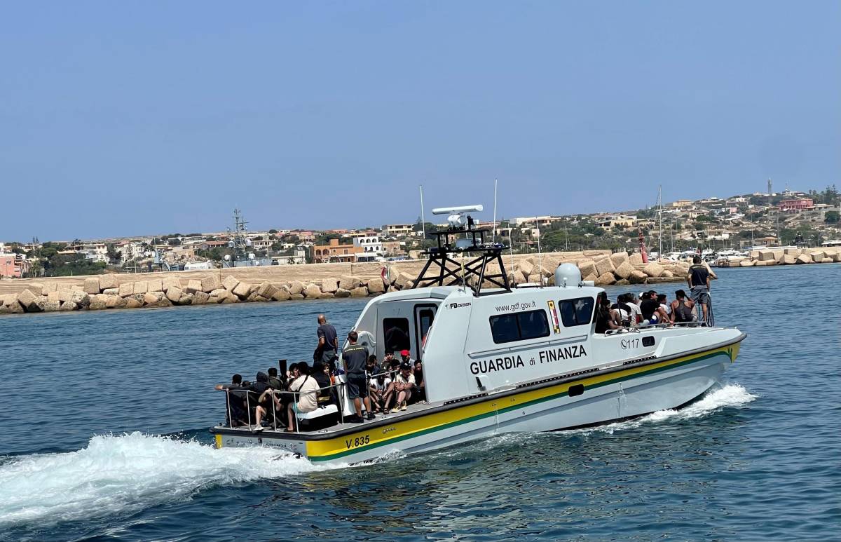 Sbarchi record a Lampedusa: 4mila migranti nell’hotspot