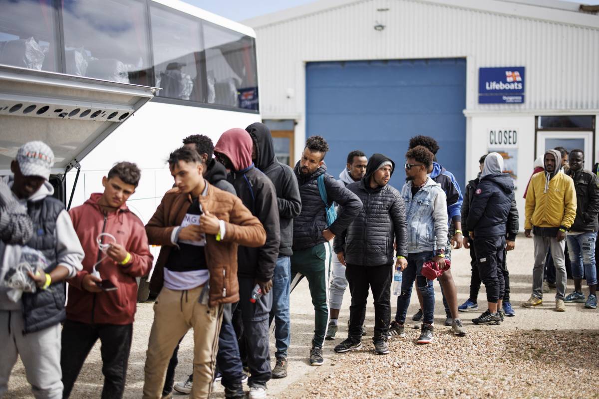 “Braccialetti elettronici ai migranti”: la proposta del Regno Unito che fa discutere