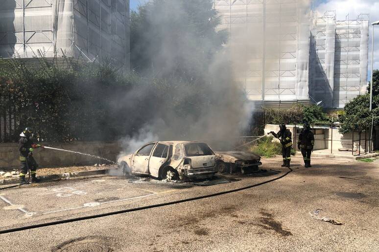 Napoli, litiga con la vicina di casa e le dà fuoco: arrestato 53enne di Quarto