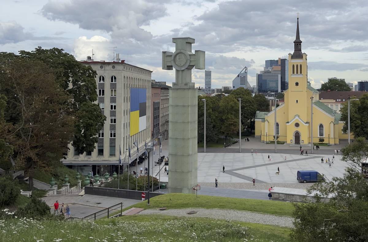 Bandiera ucraina in Piazza della Libertà a Tallinn, Estonia (Foto: Alberto Bellotto)