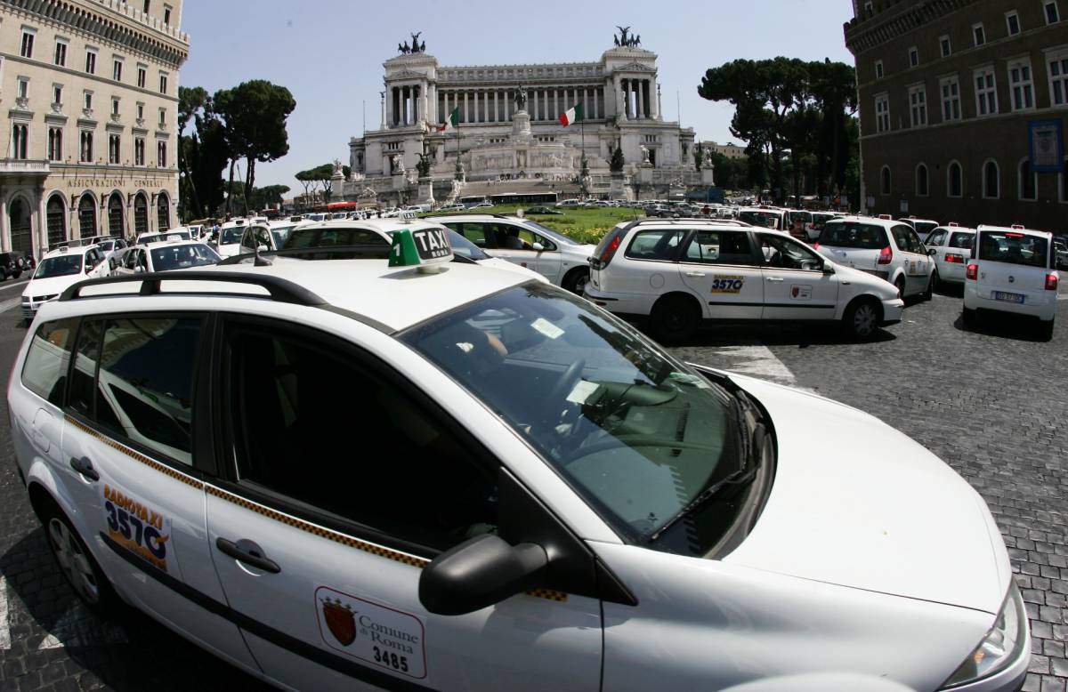 Tre euro in più per ogni corsa: la richiesta dei tassisti di Roma