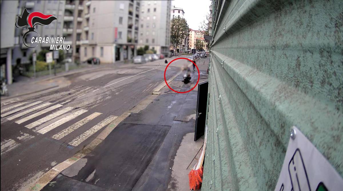 Scooter rubati, botte, furti: così derubavano i ragazzini davanti ai locali di Milano